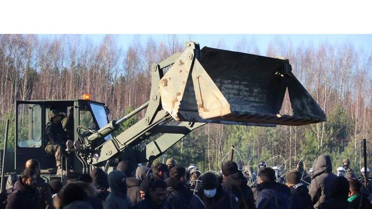 Un camión militar polaco amplía las alambradas ante los migrantes kudos. LEONID SCHEGLOV / BELTA HANDOUT