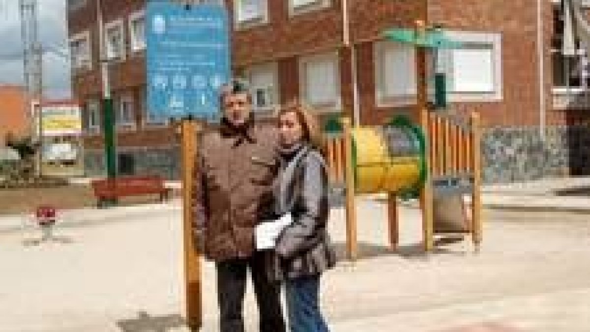 El alcalde de San Andrés, Miguel Martínez, y la concejala Eugenia Gancedo, en el parque