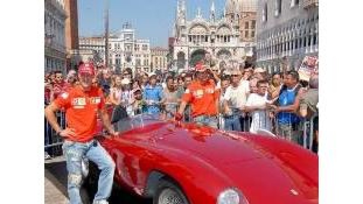 Schumacher y Massa posan junto a un Ferrari en la plaza de San Marcos
