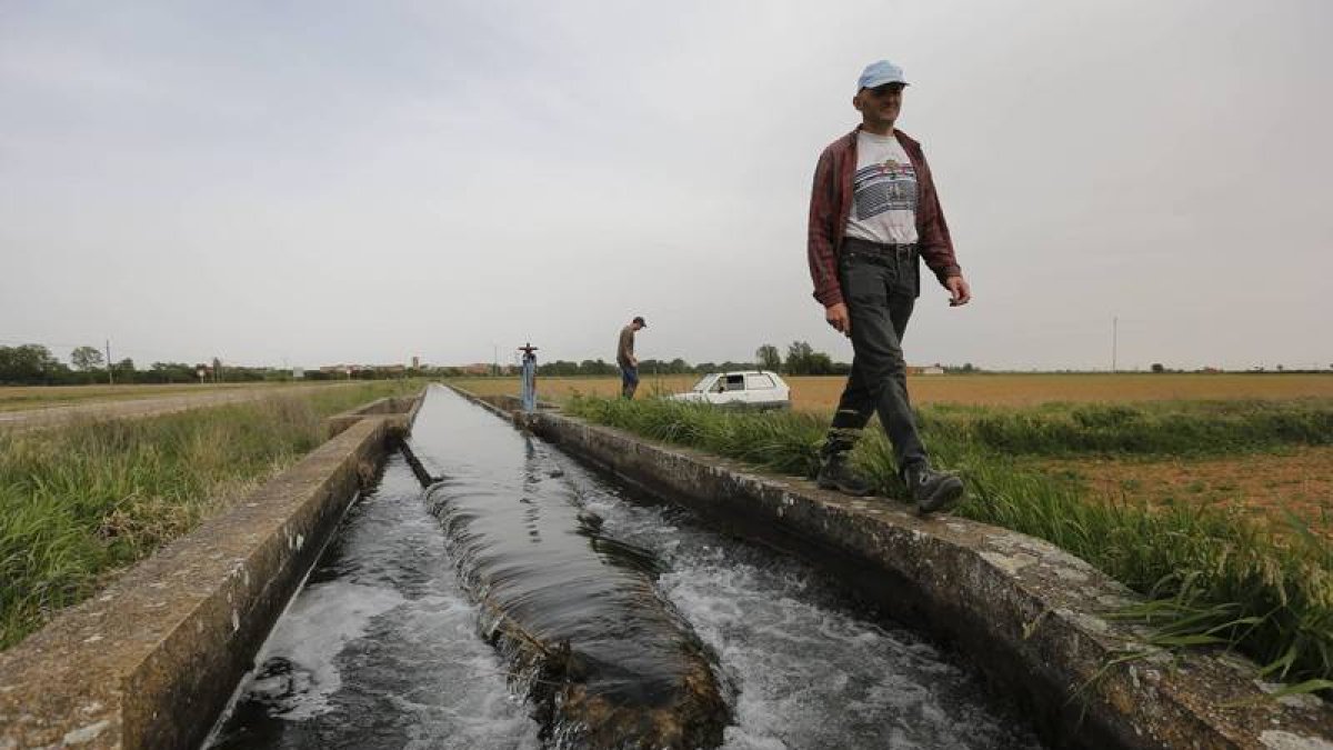 Canal de riego en la provincia de León