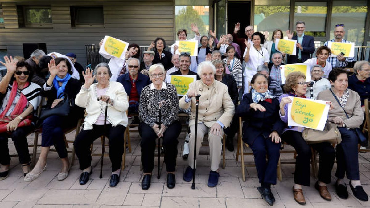 Familiares y usuarios posan en el centro de León para reivindicar la identidad de las personas afectadas y más investigación para curar el Alzhéimer. MARCIANO PÉREZ