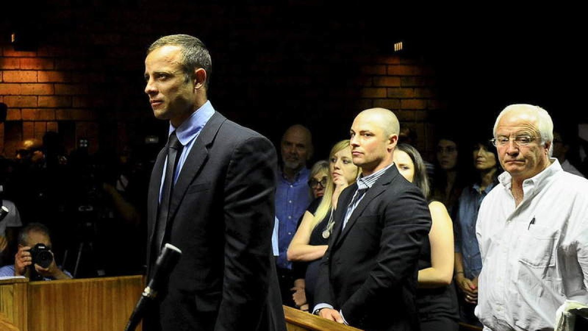 Oscar Pistorius en el juzgado acompañado por sus familiares, entre ellos su padre.