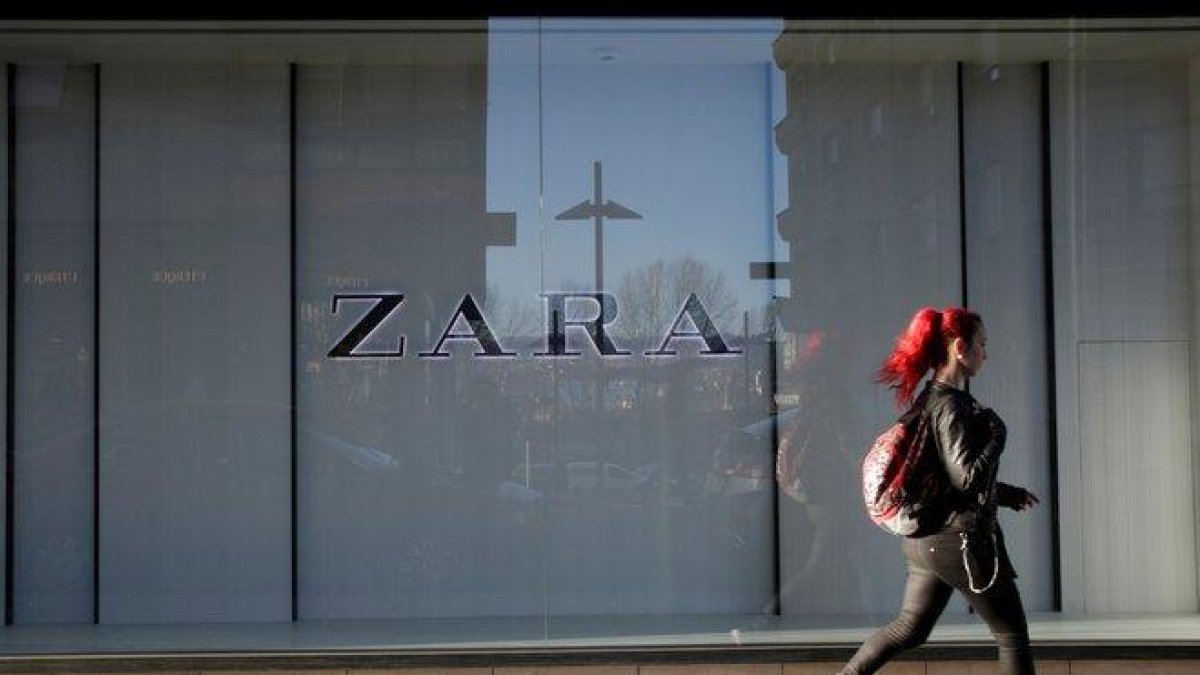 Una mujer camina junto a una tienda de Zara en Pontevedra.