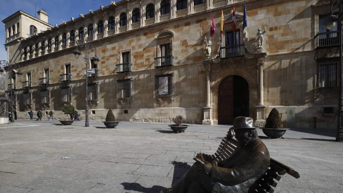 Imagen exterior de la sede de la Diputación. RAMIRO