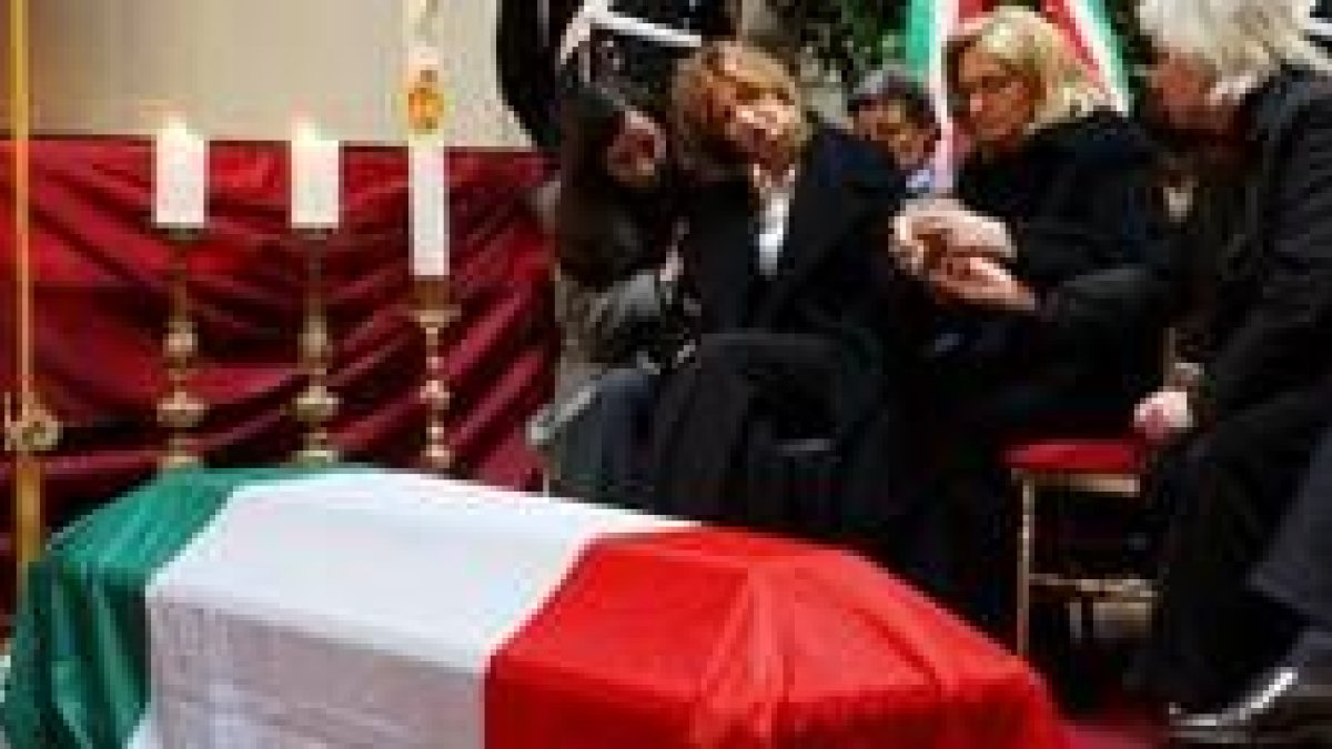 La familia del héroe nacional italiano en la ceremonia religiosa que ayer se celebró en Roma