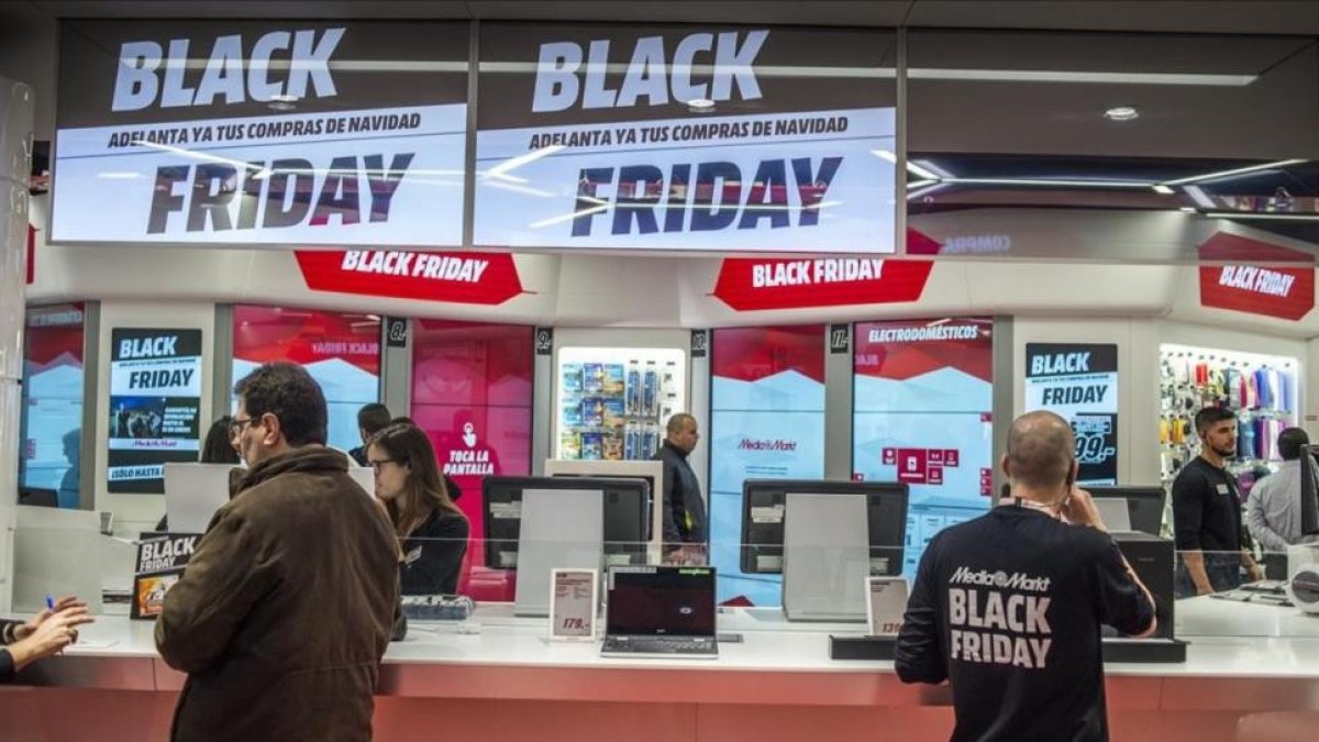 Carteles de Black Friday en una tienda de Barcelona.