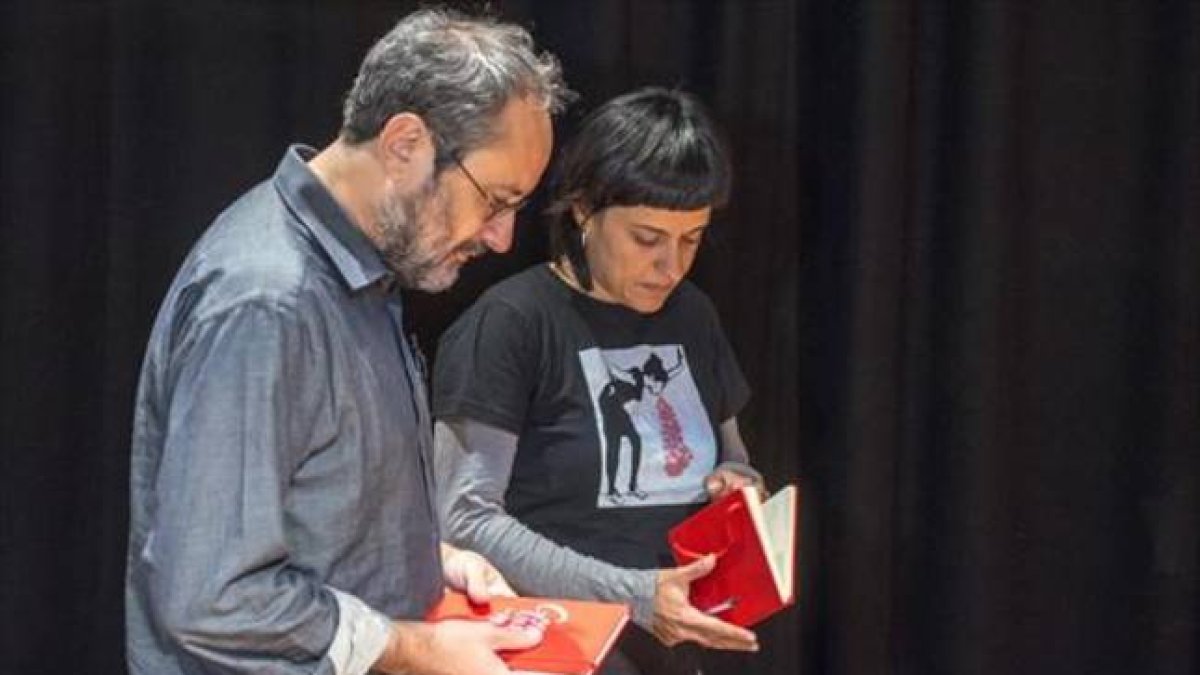 Antonio Baños y Anna Gabriel, de la CUP, en el Casino L'aliança del Poblenou.