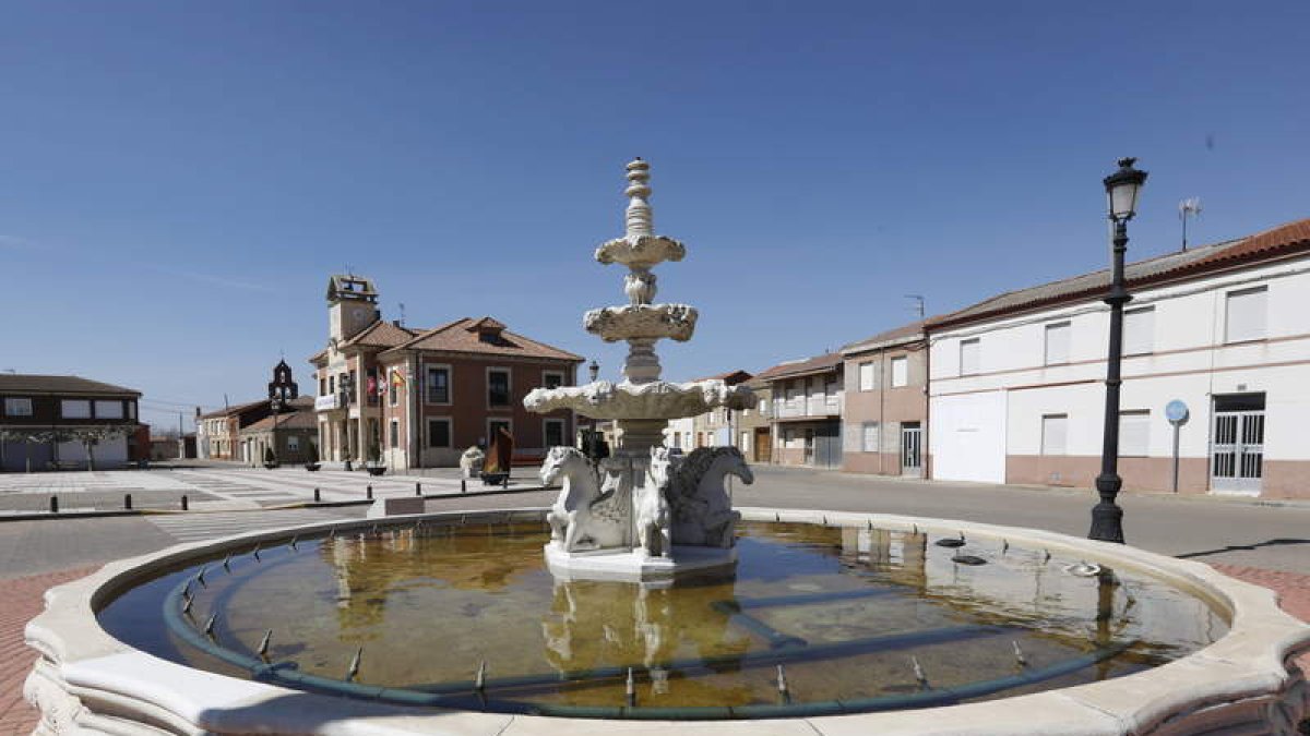 El municipio de Bustillo del Páramo puede presumir de tener a todos los ocho pueblos que lo conforman con una imagen cuidada con plazas en las que sentarse y ver pasar la noción de tiempo, así como parques infantiles y otras zonas recreativas y deportivas que no dejan indiferentes ni a pequeños ni a mayores. Un municipio en el que la agricultura lo es todo desde tiempos ancestrales que ha sabido adaptarse a los nuevos tiempos para ofrecer a todos sus vecinos los mejores servicios posibles para su día a día.