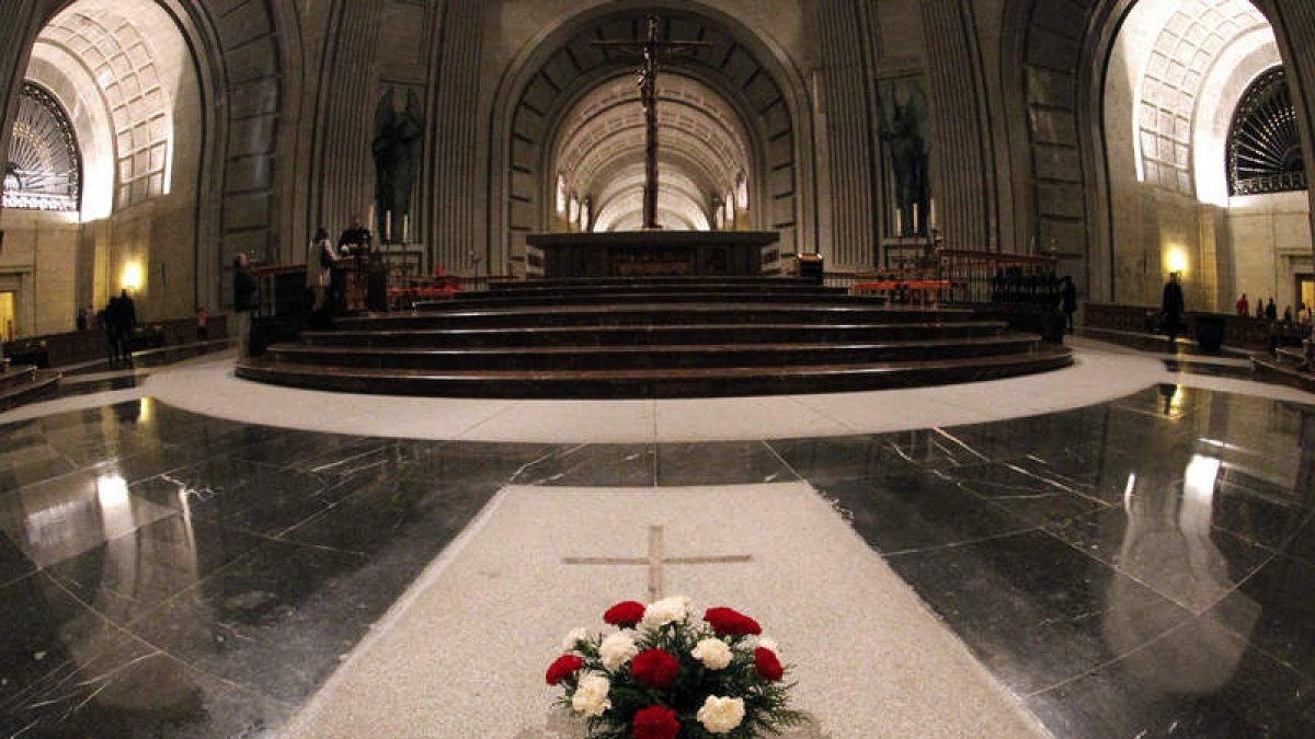Interior de la basílica del Valle de los Caídos con la tumba de Franco en primer plano. JAVIER LIZÓN