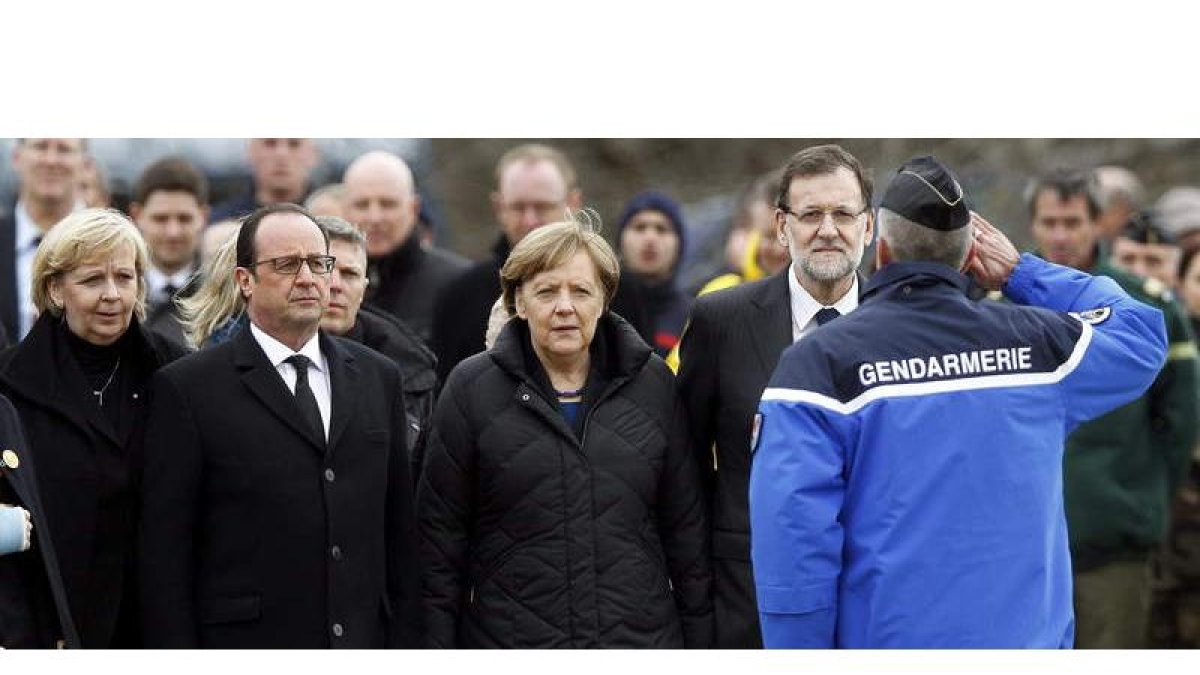 Hollande, Merkel y Rajoy llegan al lugar en el que se ha instalado el centro de operaciones.