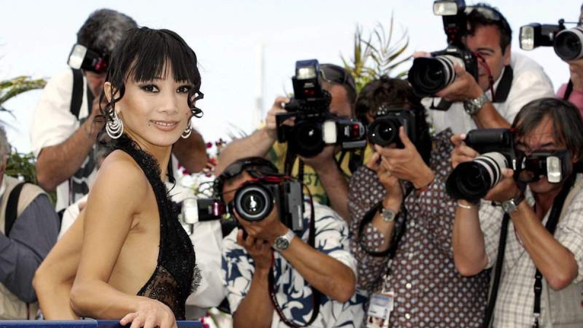 La actriz china Bai Ling posa para los fotógrafos en un Festival de Cine de Cannes.