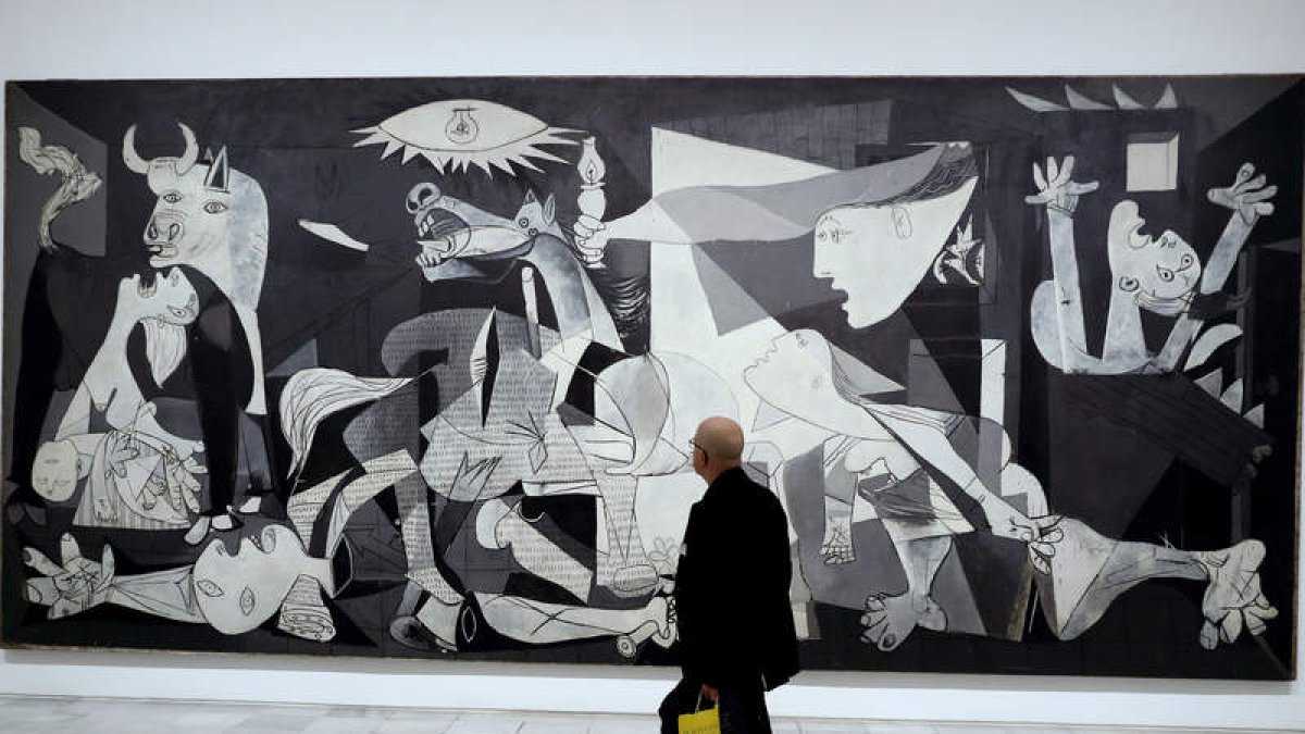 Un visitante pasa delante del ‘Guernica’. CHEMA MOYA