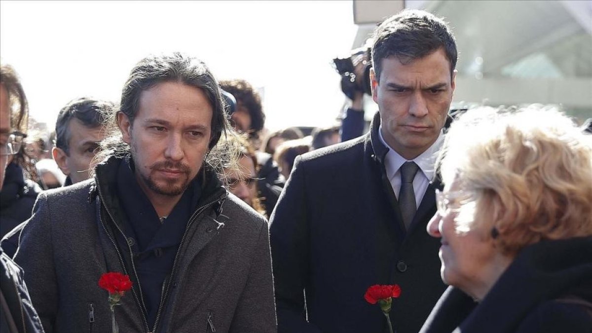 Iglesias y Sánchez, con la alcaldesa de Madrid, Manuela Carmena, durante el reciente homenaje a las víctimas del 11-M.