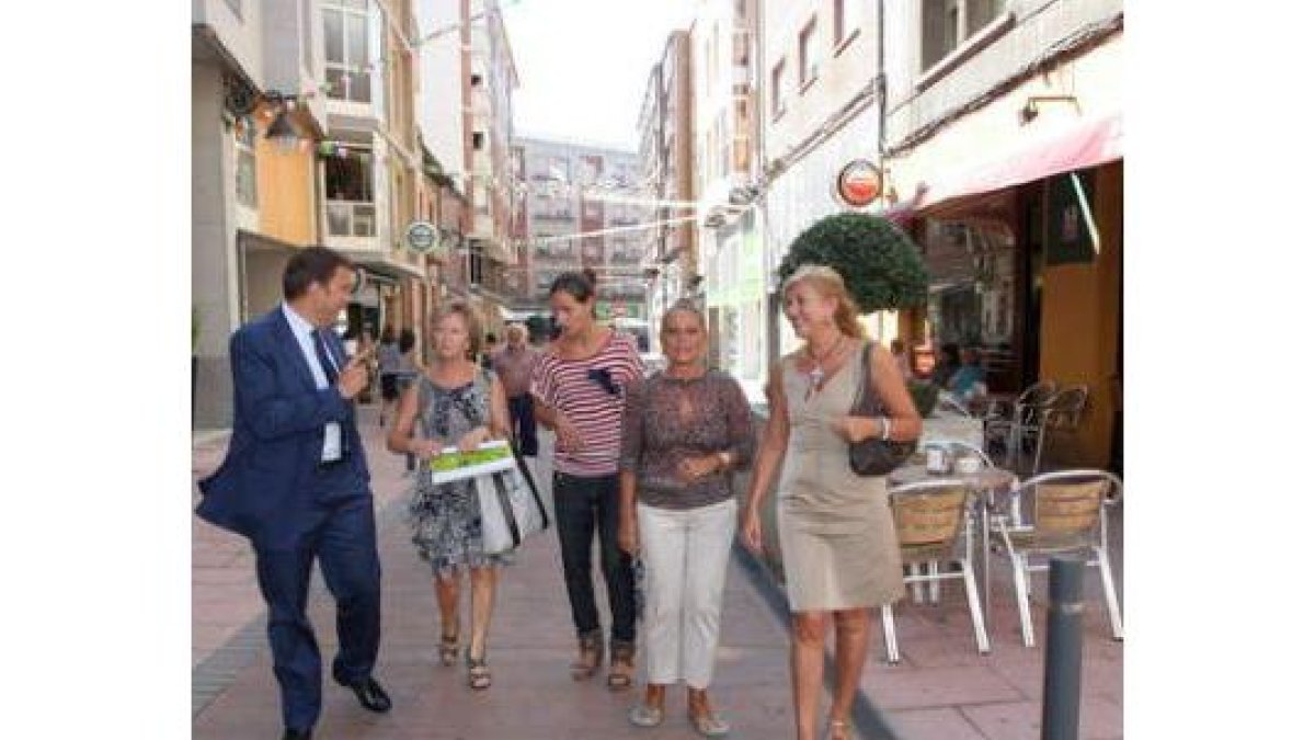 El alcalde y las portavoces de los hosteleros en la calle Alcón.