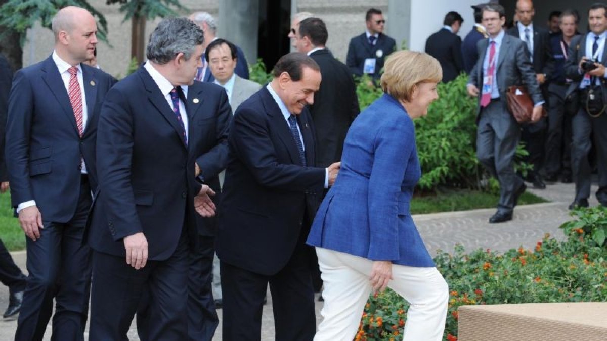 Berlusconi acompaña a Merkel en un acto oficial, en el 2009.