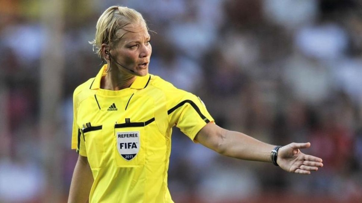 Bibiana Steinhaus dirige el partido entre Estados Unidos y Corea del Norte en el mundial femenino del 2011.