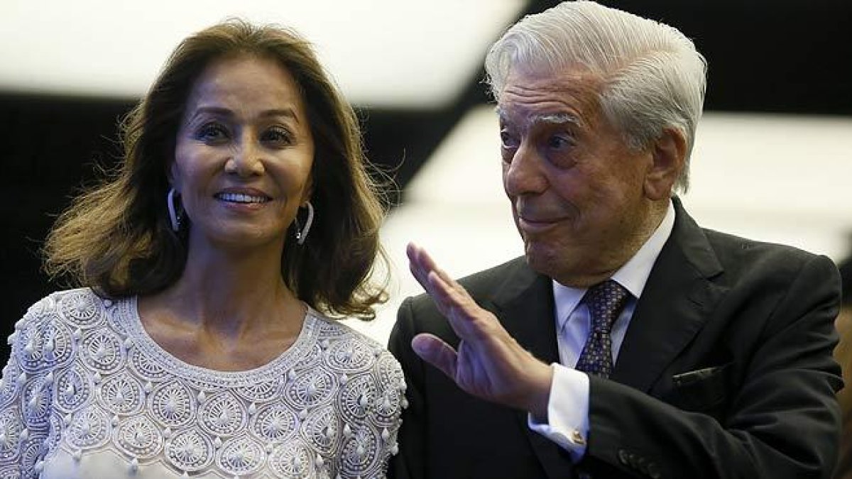 El escritor Mario Vargas Llosa y su pareja, Isabel Preysler, a su llegada a la cena con la que el escritor peruano celebró su 80 cumpleaños.
