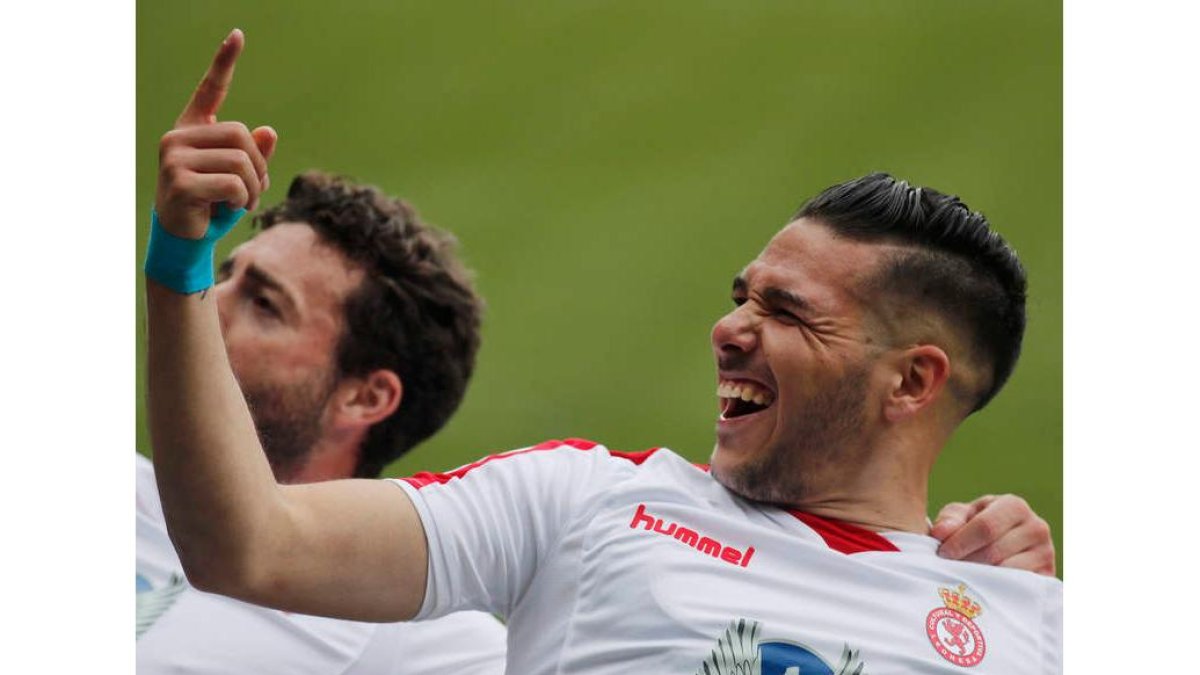 Emi Buendía celebra un gol anotado cuando vestía la camiseta de la Cultural en Segunda. MARCIANO PÉREZ