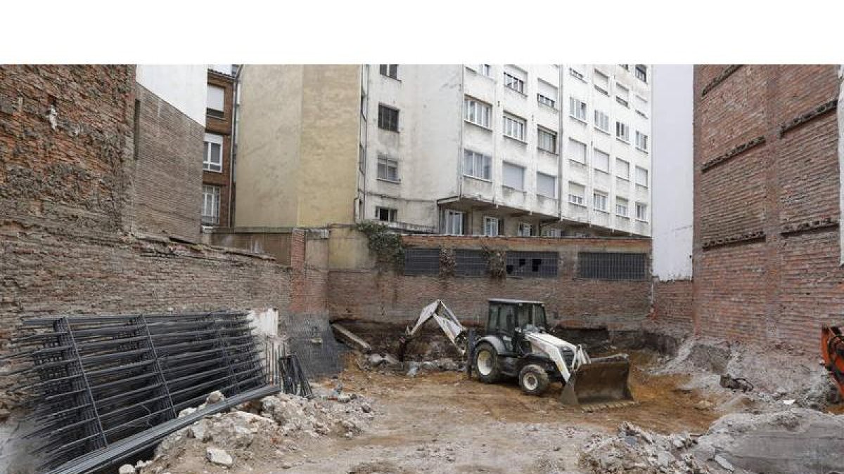 Una de las obras que se están llevando a cabo actualmente en una de las calles más céntricas de la capital leonesa. MARCIANO PÉREZ