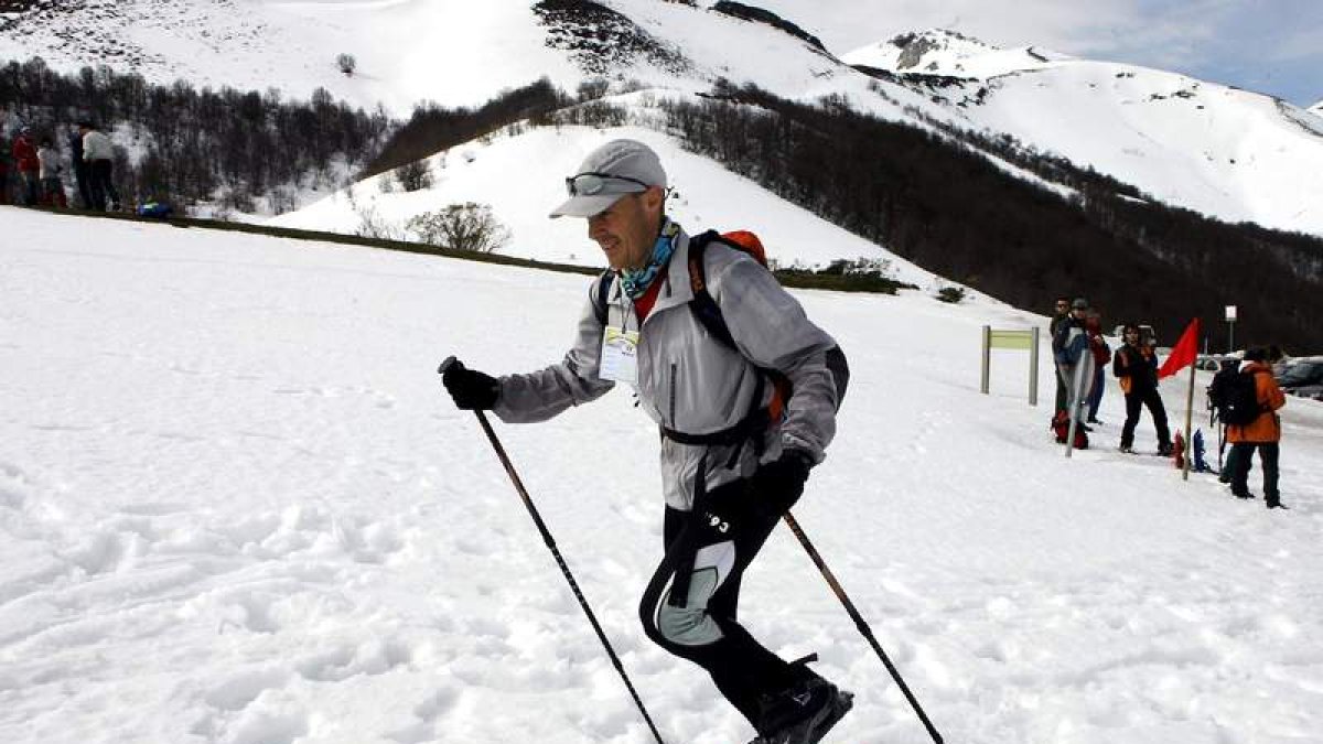 Salva Calvo afrontará en el Himalaya su reto deportivo más exigente. Lo hará junto a su amigo el gallego Jesús Martínez. DL