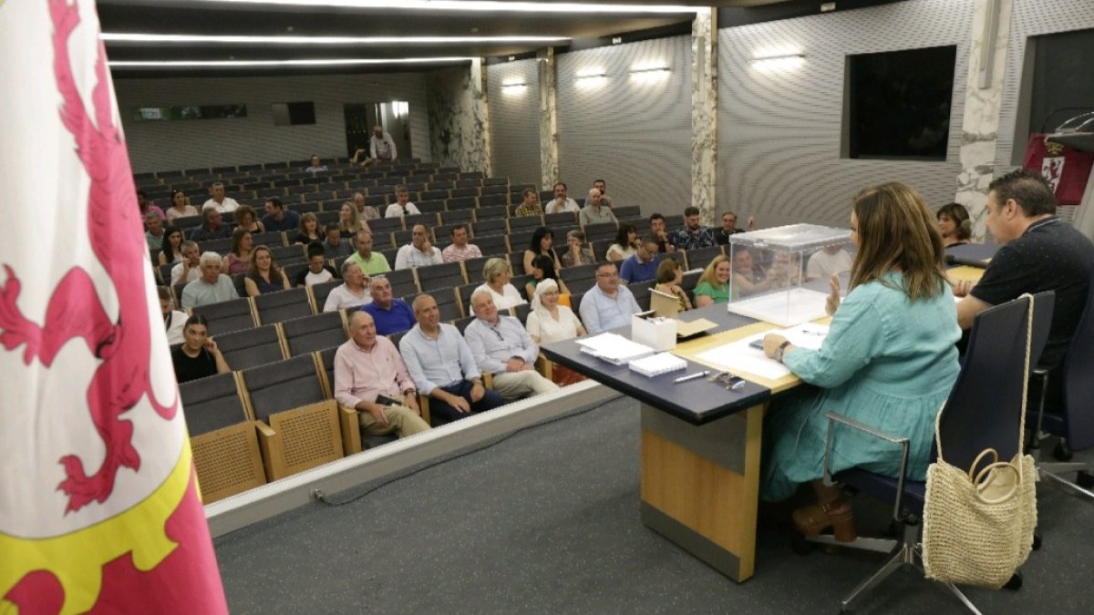 Los leonesistas votan a sus tres diputados para gobernar en el Palacio de los Guzmanes. FERNANDO OTERO