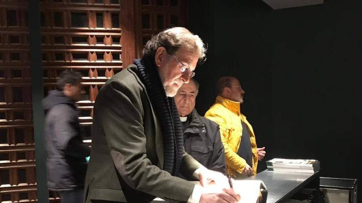 Mariano Rajoy firma en el libro de honor de la Catedral.
