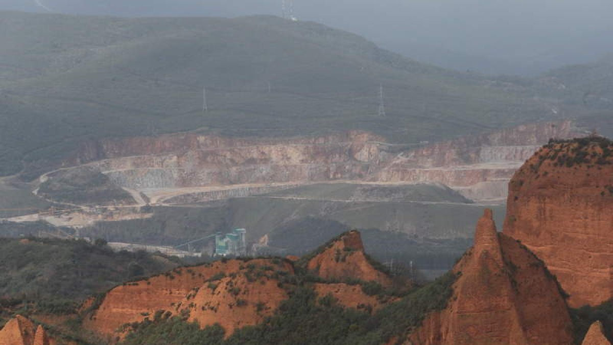 Imagen de la cantera de Catisa en Carucedo, que ocupa unas 63 hectáreas y causa impacto visual desde el mirador de Orellán. ANA F. BARREDO