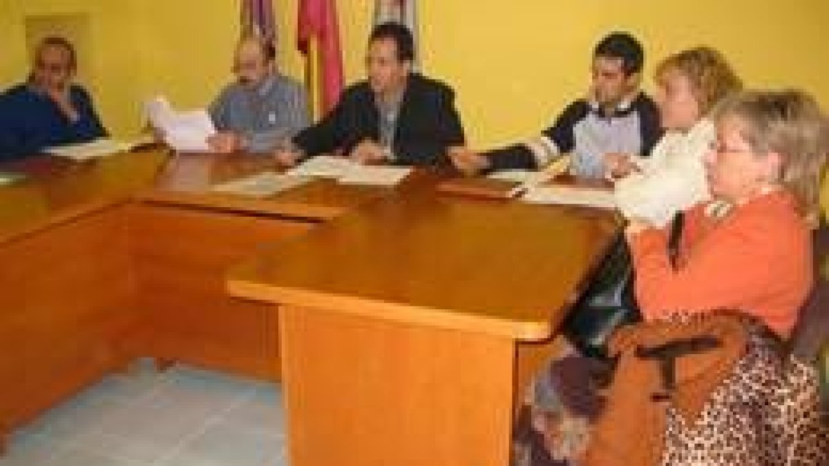La imagen muestra una sesión plenaria en el ayuntamiento de Villaobispo sobre la granja porcina