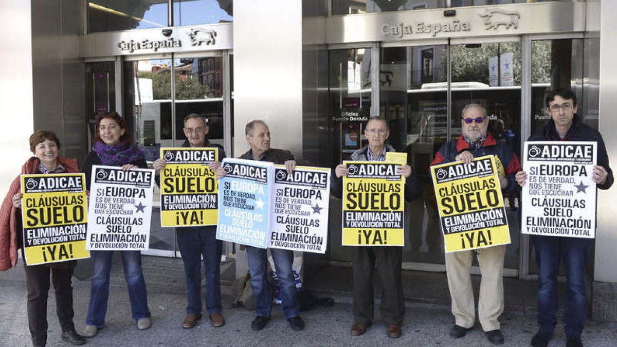 Integrantes de Adicae Castilla y León se manifiestan en Valladolid para pedir la retroactividad total de las cláusulas suelo. NACHO GALLEGO