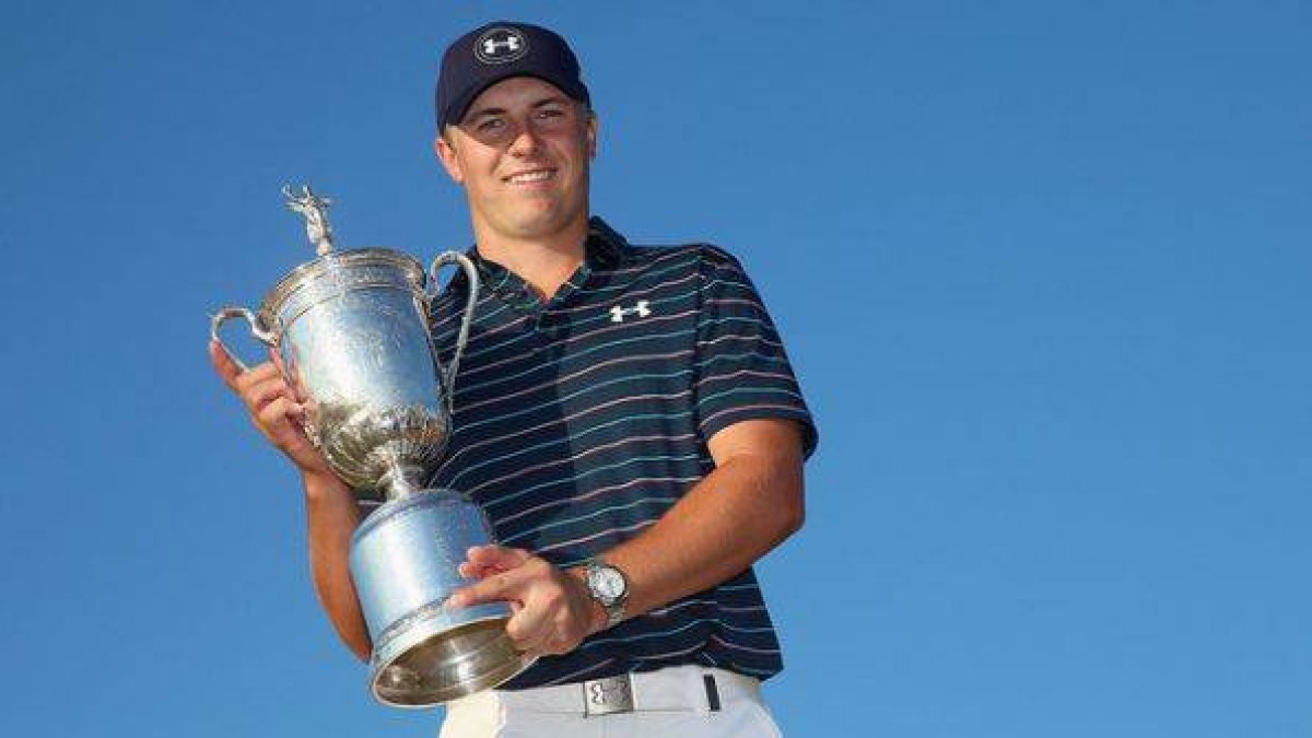 El golfista estadounidense Jordan Spieth, con el trofeo que lo acredita como ganador del Abierto de EEUU.