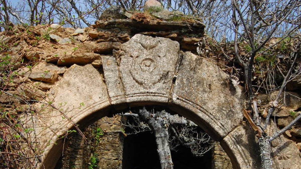 Arco en la ermita de Robledo de Omaña. DL