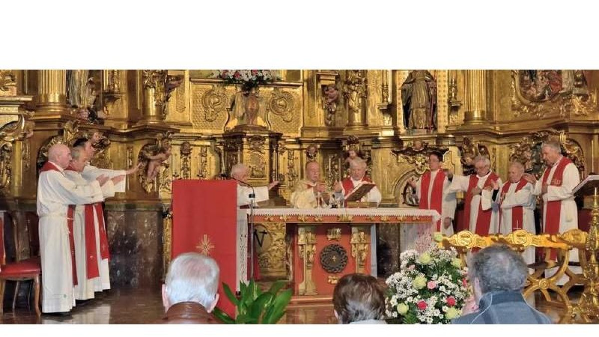 Misa con motivo de la inauguración de la restauración del retablo mayor. JUAN MANUEL ÁMEZ