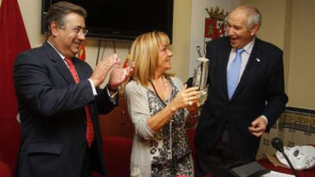 La presidenta de la Diputación, Isabel Carrasco, recibe un regalo de la Casa de León en Sevilla.