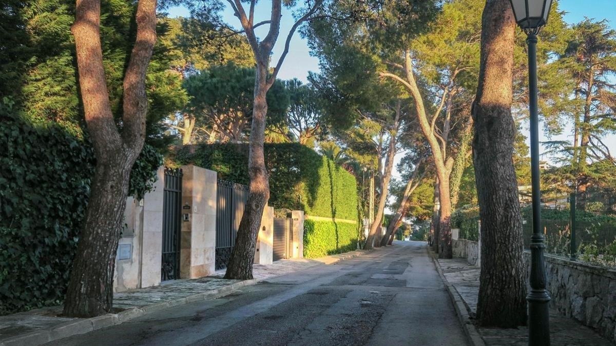 Entrada a las Villas de Artyakov en la urbanización de Sagaró.