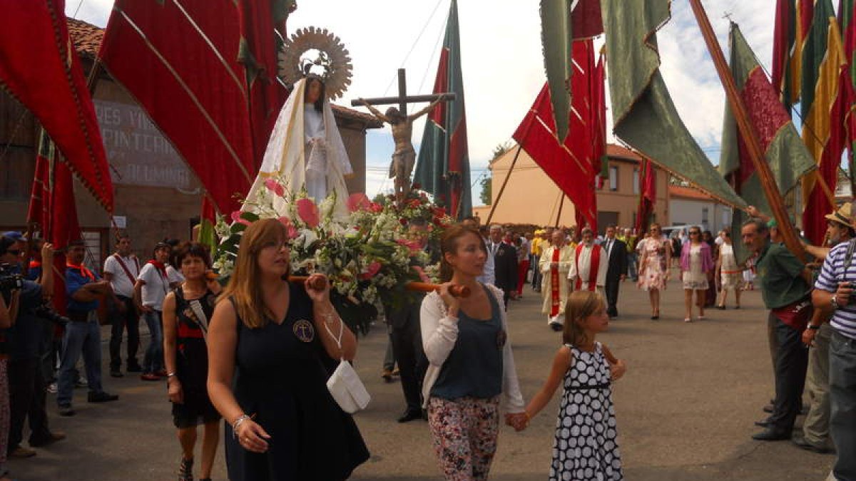 Los pendones arroparon las imágenes del Cristo y La Virgen durante el recorrido procesional.