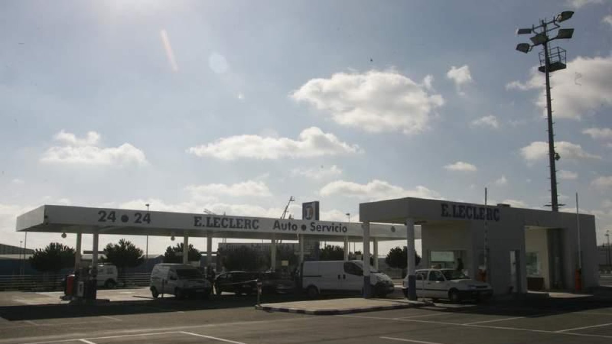 La gasolinera de E. Leclerc es tradicionalmente una de las más baratas en la capital. RAMIRO