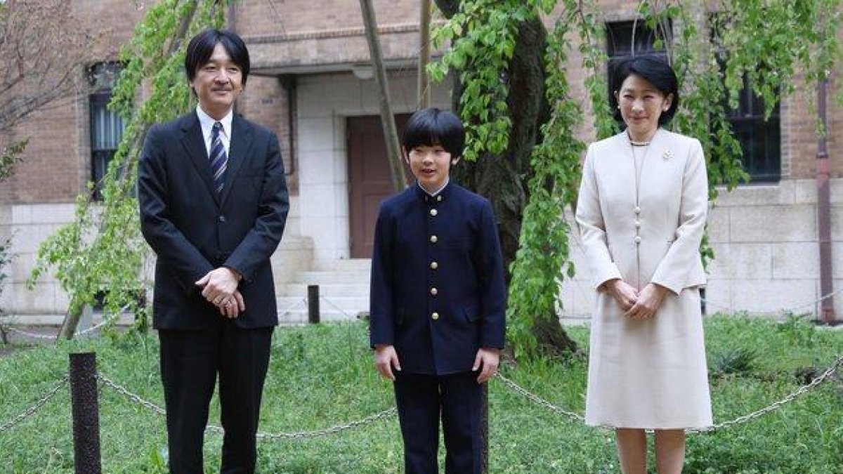 En esta foto de archivo tomada el 8 de abril de 2019, el príncipe Hisahito de Japón y sus padres, el príncipe Akishino y la princesa Kiko posan para fotos en la escuela secundaria de la Universidad de Ochanomizu antes de asistir a la ceremonia de ingreso