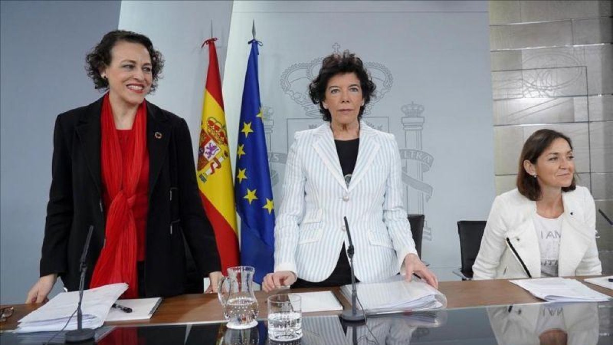 Magdalena Valerio, Isabel Celaá y Reyes Maroto, en una rueda de prensa posterior al Consejo de Ministros.