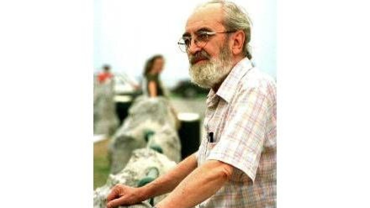 El poeta asturiano Ángel González en una foto tomada en Santander