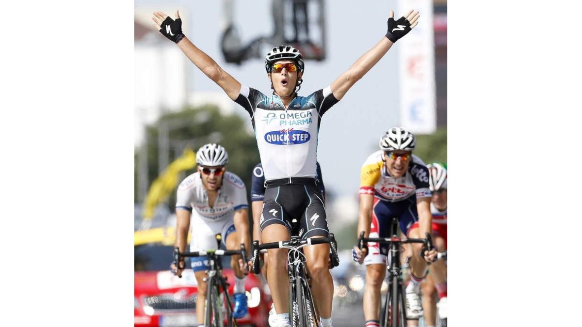 Trentin celebra la victoria tras ganar la etapa del Tour.