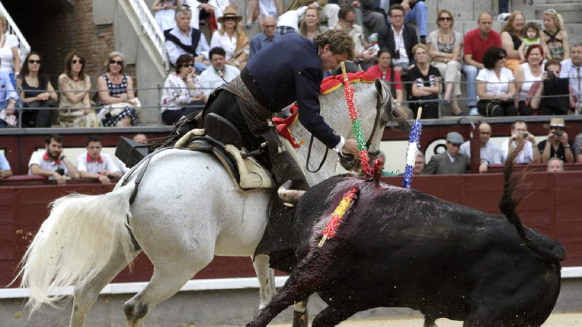 El rejoneador Fermín Bohórquez, con su primer toro de ayer en Las Ventas.