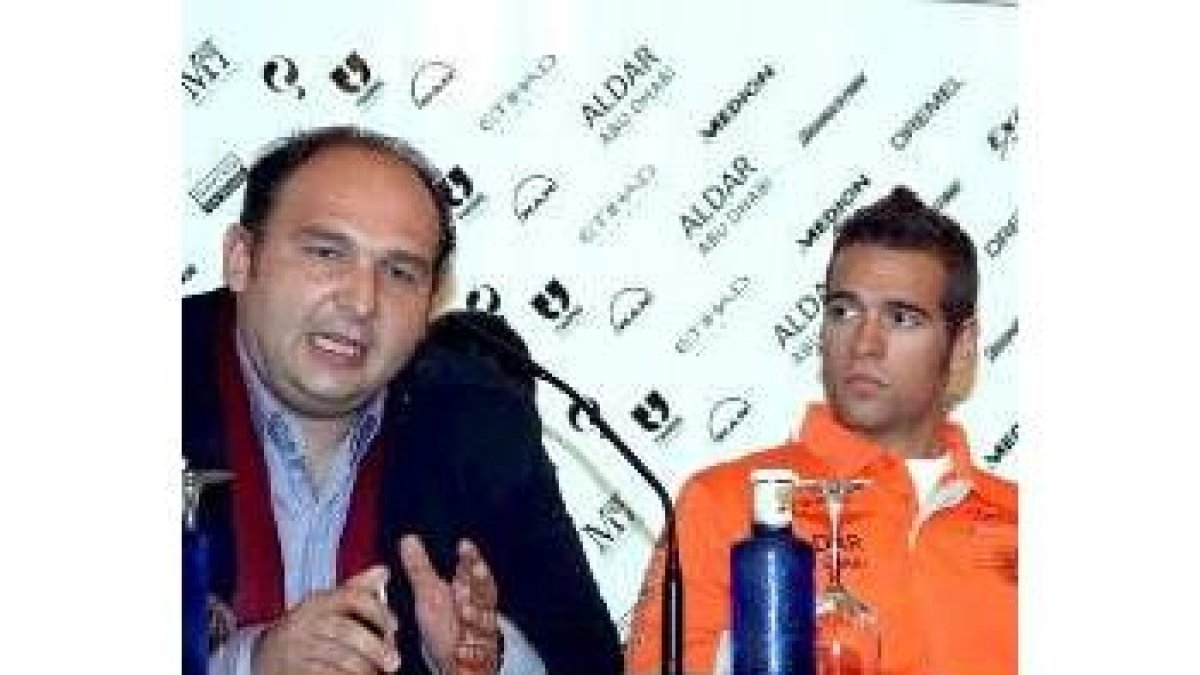 Roldán Rodríguez, a la derecha, junto con el director del equipo Spyker