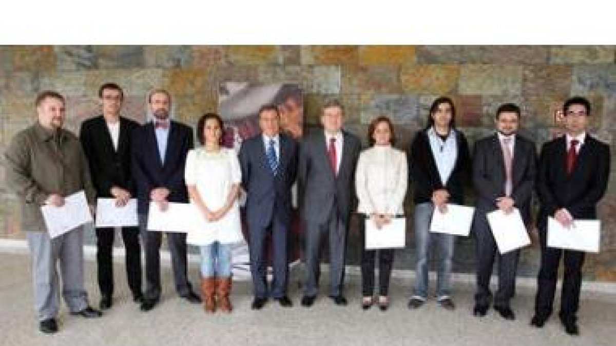 El presidente de la Fundación Villalar Fernández Santiago, con los premiados de la anterior edición.