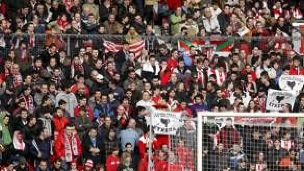 Aficionados del Athletic muestran pancartas en el minuto de silencio