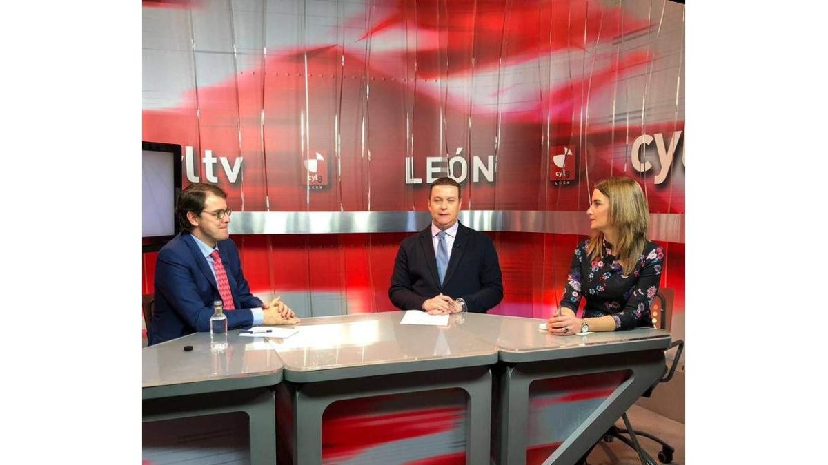 Alfonso Fernández Mañueco, Germán Gavela y Elena Rodríguez Costilla, durante la entrevista. DL