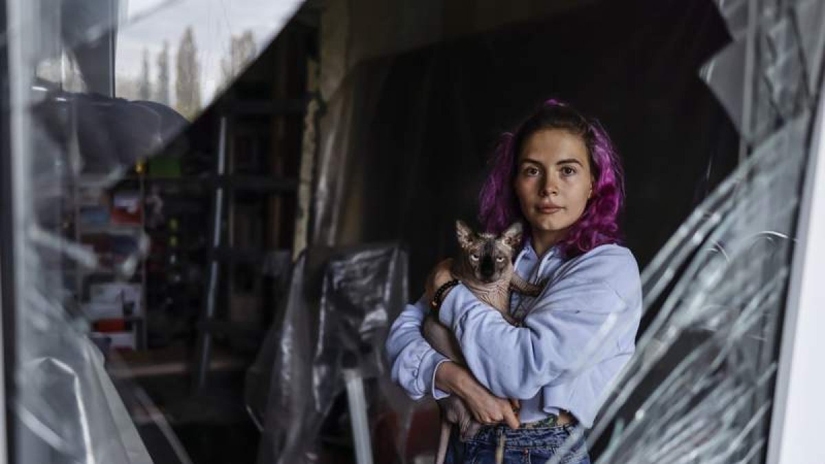 Katja, de 23 años, sostiene a su gato Donald en su apartamento en Zaporizhzhia. HANNIBAL HANSCHKE