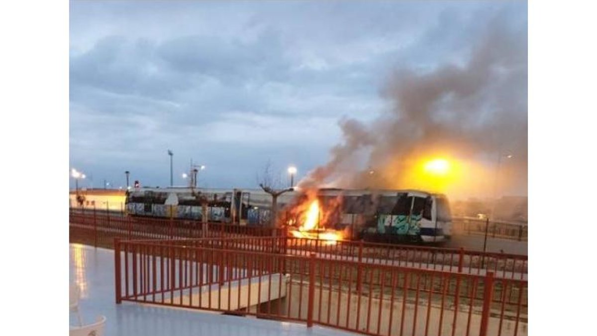 Un momento del incendio del vagón