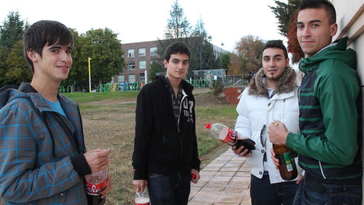 Sólo un pequeño grupo de jóvenes se decidió a hacer el botellón en el Campus.