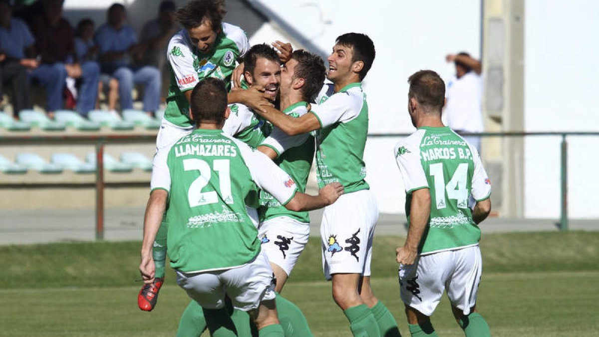 Los jugadores maragatos felicitan a Soto, en el centro, tras marcar el primer gol de los locales.