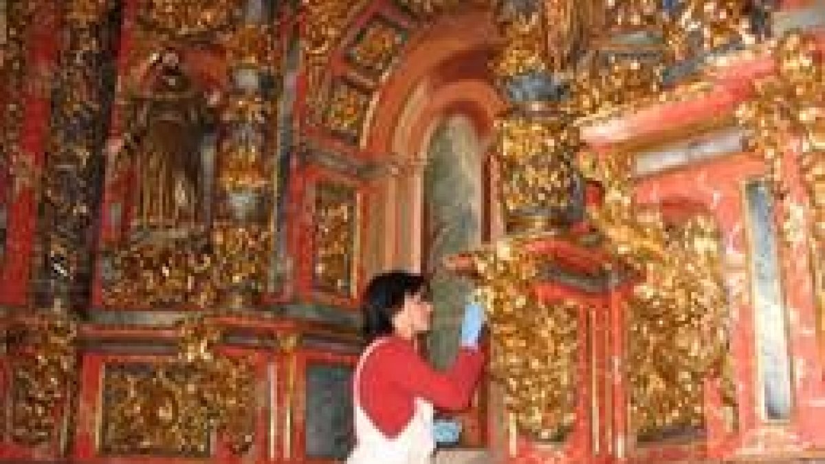 Luisa Castillo durante el proceso de restauración del retablo mayor de la iglesia del convento